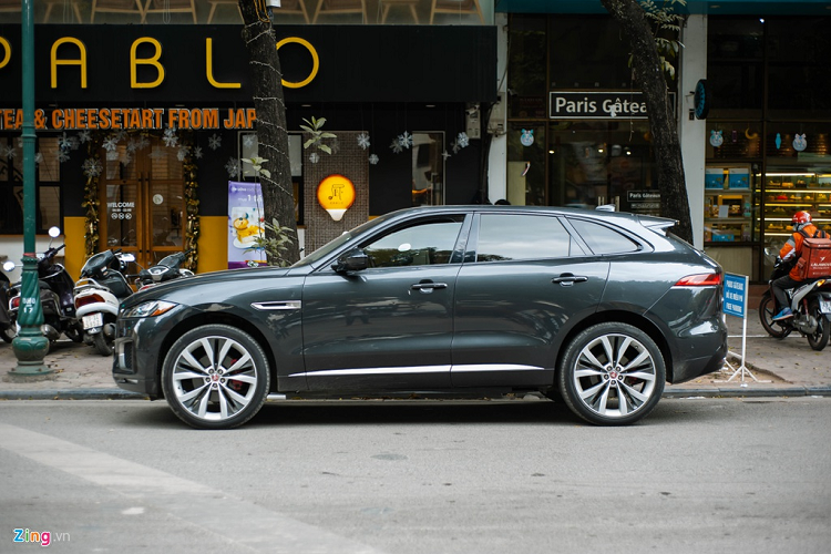 Là mẫu SUV 5 chỗ hạng sang, Jaguar F-Pace là đối thủ cạnh tranh với Audi Q5, Porsche Macan, BMW X3... Mẫu xe này cũng mang nhiều đặc điểm tương đồng với Land Rover Discovery Sport trong gia đình JLR. 