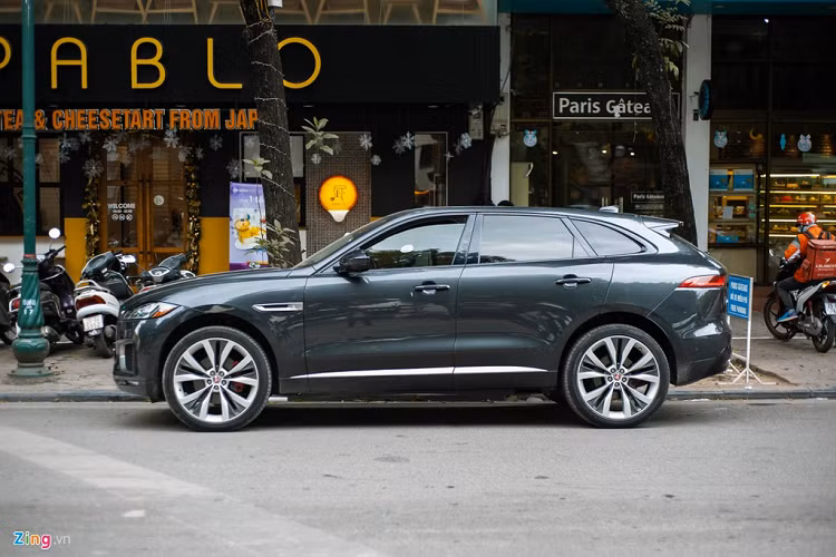 Là mẫu SUV 5 chỗ hạng sang, Jaguar F-Pace là đối thủ cạnh tranh với Audi Q5, Porsche Macan, BMW X3... Mẫu xe này cũng mang nhiều đặc điểm tương đồng với Land Rover Discovery Sport trong gia đình JLR. 