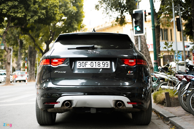 Jaguar F-Pace S có 2 tùy chọn động cơ xăng và diesel. Chiếc xe độc nhất Việt Nam sử dụng động cơ xăng V6 3.0L siêu nạp, sản sinh công suất 380 mã lực và mô-men xoắn 458 nm. 