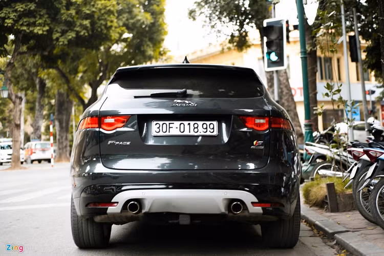 Jaguar F-Pace S có 2 tùy chọn động cơ xăng và diesel. Chiếc xe độc nhất Việt Nam sử dụng động cơ xăng V6 3.0L siêu nạp, sản sinh công suất 380 mã lực và mô-men xoắn 458 nm. 