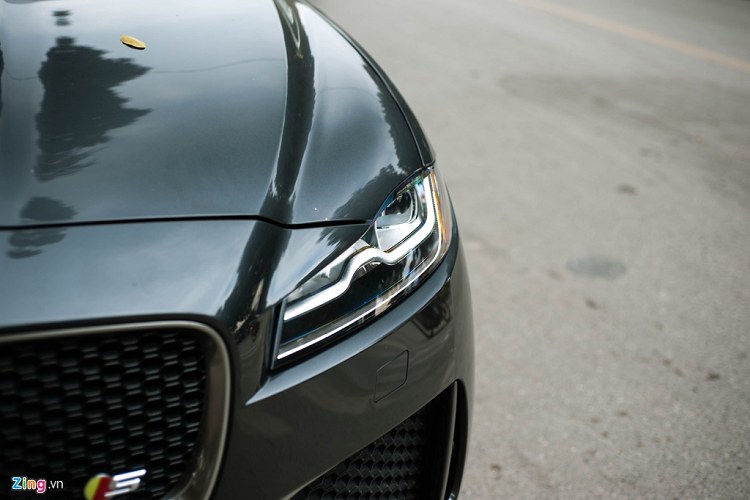 Lưới tản nhiệt đặc trưng và nắp ca-pô với các đường gân mạnh mẽ giống với người đàn anh F-Type, đèn pha dạng LED hình chữ J tượng trưng cho tên hãng. 