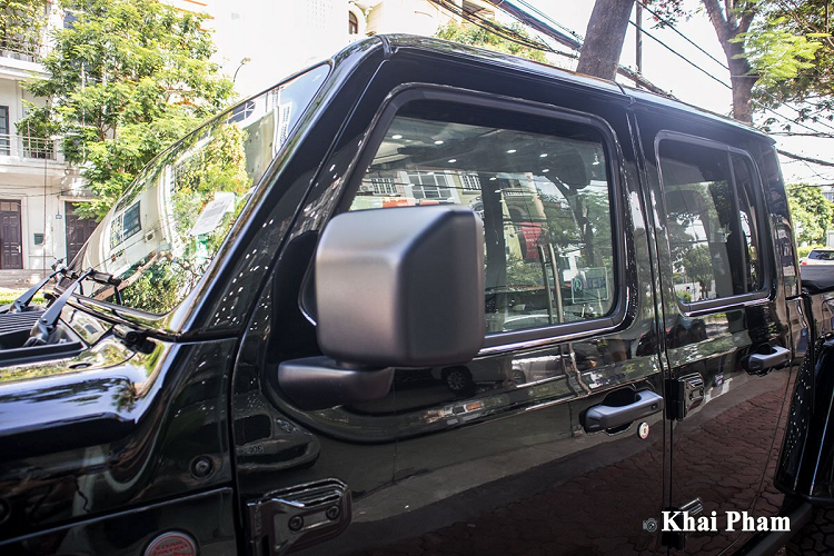 Ở phần đầu, Jeep Gladiator Launch Edition 2020 sở hữu lưới tản nhiệt dạng thanh nan dọc đặc trưng, cụm đèn pha phía trước hình elip và sử dụng công nghệ LED hoàn toàn. Trong khi đèn pha "ăn" vào lưới tản nhiệt thì đèn định vị ban ngày lại có thiết kế tách biệt hẳn ra vòm bánh xe và đèn sương mù được kết nối với hệ thống cản va phía trước. Để phù hợp chạy địa hình, cản trước của chiếc bán tải Gladiator có thiết kế cứng cáp và trang bị móc kéo.