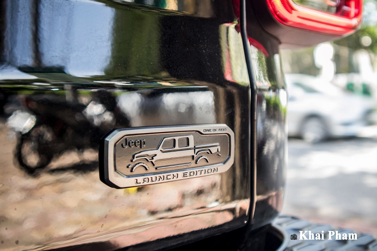 Mẫu bán tải mới đến từ Mỹ sở hữu kích thước chiều Dài x Rộng x Cao lần lượt là 5.540 x 1.874 x 1.882 mm, trục cơ sở xe đạt 3.487 mm, khoảng sáng gầm xe 282 mm, khả năng lội nước sâu 762 mm. Nằm cùng phân khúc với Ford Ranger nhưng rõ ràng các thông số trên của Jeep Gladiator vượt trội gần như hoàn toàn.