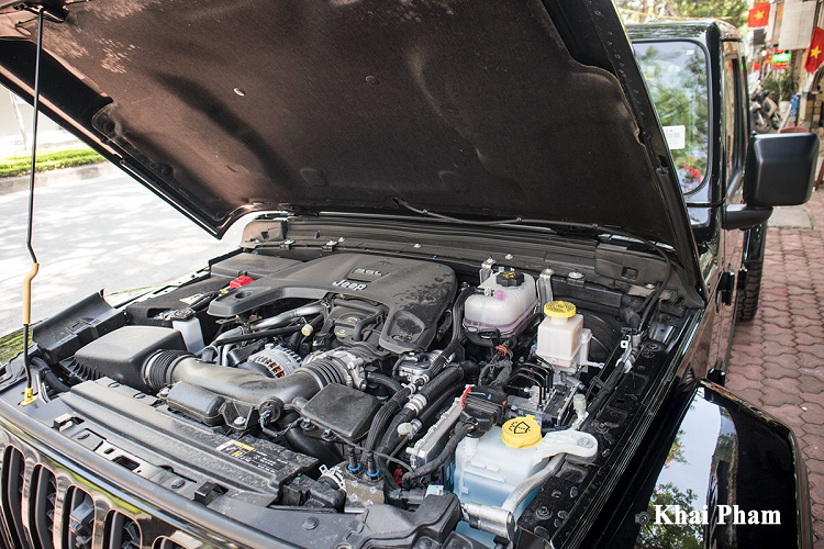 Không hào nhoáng nhưng Jeep Gladiator Launch Edition 2020 vẫn mang đến trải nghiệm ấn tượng cho người dùng với phần vô-lăng 3 chấu bọc da kết hợp đầy đủ phím bấm chức năng. Hơn nữa, phía sau tay lái, xe còn được cung cấp hệ thống màn hình hiển thị 8,4 inch đa sắc đi kèm 2 cụm đồng hồ quen thuộc.