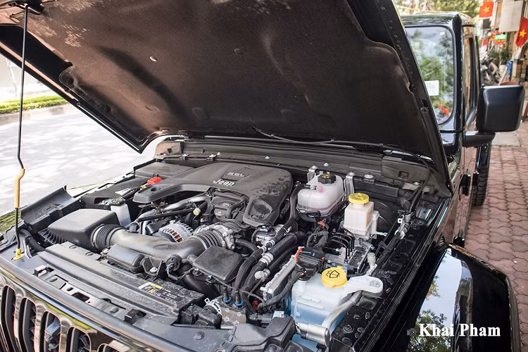 Không hào nhoáng nhưng Jeep Gladiator Launch Edition 2020 vẫn mang đến trải nghiệm ấn tượng cho người dùng với phần vô-lăng 3 chấu bọc da kết hợp đầy đủ phím bấm chức năng. Hơn nữa, phía sau tay lái, xe còn được cung cấp hệ thống màn hình hiển thị 8,4 inch đa sắc đi kèm 2 cụm đồng hồ quen thuộc.