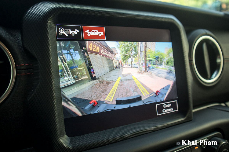 Logo 1 của 4190 chiếc Jeep Gladiator Launch Edition sản xuất giới hạn được gắn ở phần đuôi xe giúp người dùng dễ dàng phân biệt. Bên trong khoang lái, Jeep Gladiator 2020 hàng hiếm này sở hữu thiết kế vuông vức đặc trưng theo phong cách quân đội. Trung tâm bảng táp-lô là màn hình kích thước lớn, khu vực này sử dụng chất liệu da kết hợp đường chỉ khâu màu đỏ nổi bật.