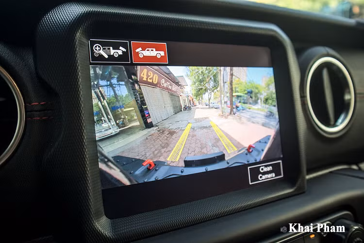 Logo 1 của 4190 chiếc Jeep Gladiator Launch Edition sản xuất giới hạn được gắn ở phần đuôi xe giúp người dùng dễ dàng phân biệt. Bên trong khoang lái, Jeep Gladiator 2020 hàng hiếm này sở hữu thiết kế vuông vức đặc trưng theo phong cách quân đội. Trung tâm bảng táp-lô là màn hình kích thước lớn, khu vực này sử dụng chất liệu da kết hợp đường chỉ khâu màu đỏ nổi bật.