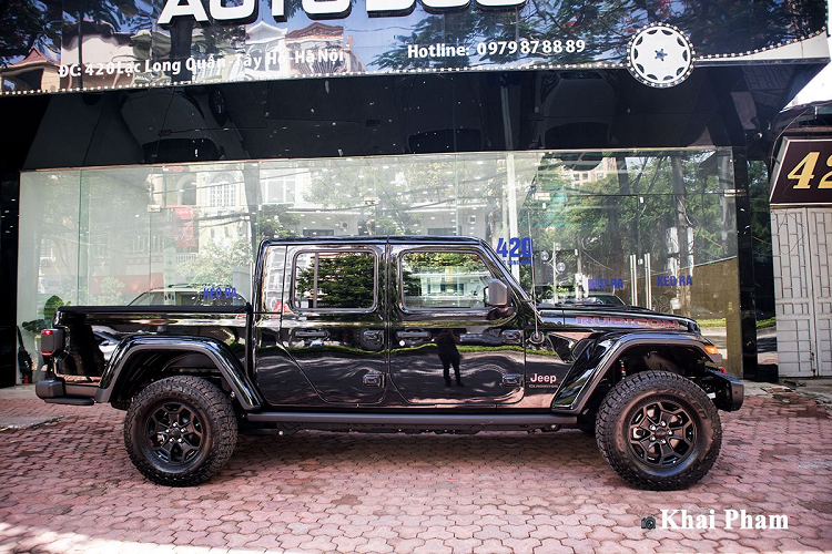 Về an toàn, Jeep Gladiator Launch Edition 2020 được trang bị khá nhiều công nghệ gồm: Hệ thống phanh ABS/BA, hệ thống cảnh báo điểm mù, hệ thống hỗ trợ khởi hành ngang dốc, hệ thống cảnh báo phương tiện cắt ngang khi lùi xe, camera lùi gắn lốp dự phòng, 4 túi khí…