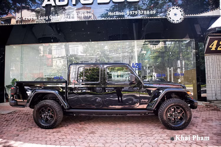 Về an toàn, Jeep Gladiator Launch Edition 2020 được trang bị khá nhiều công nghệ gồm: Hệ thống phanh ABS/BA, hệ thống cảnh báo điểm mù, hệ thống hỗ trợ khởi hành ngang dốc, hệ thống cảnh báo phương tiện cắt ngang khi lùi xe, camera lùi gắn lốp dự phòng, 4 túi khí…