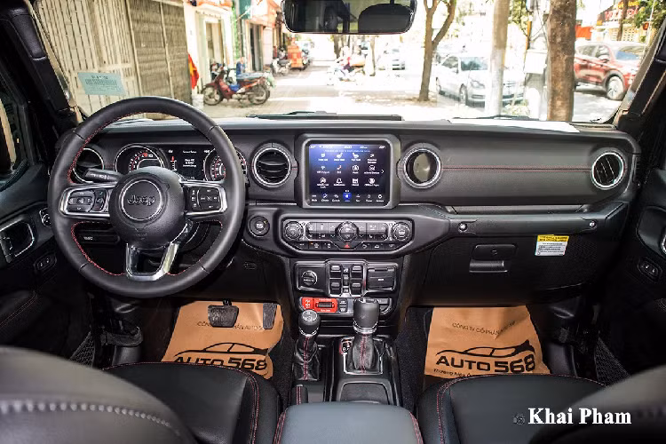 Phần thân xe Jeep Gladiator hàng hiếm sở hữu bộ mâm hợp kim 5 chấu với kích thước 17 inch kết hợp cùng bộ lốp chuyên chạy địa hình Falken. Chưa hết, chiếc bán tải này còn sở hữu hệ thống treo Fox giúp xe đạt tải trọng đạt 725kg ở thùng sau. Là mẫu xe không dành cho người "bóng bẩy" nên trên gương xe Jeep Gladiator Rubicon 2020 có thiết kế đơn giản không tích hợp xi-nhan và tay nắm cửa có cảm biến mở khoá thông minh.