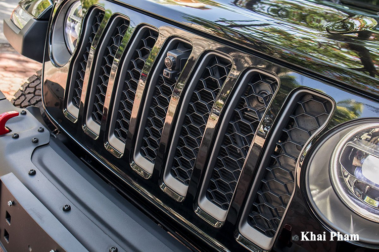 So với những phiên bản sản xuất đại trà, Jeep Gladiator Launch Edition sẽ được mang dấu ấn riêng, nhưng về cơ bản chúng cũng không khác nhau quá nhiều. Vẫn còn đó ngoại hình vuông vức đậm chất xe quân đội nổi tiếng của thương hiệu ô tô Jeep.