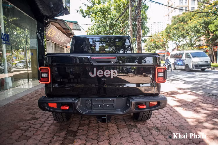 Về giải trí, Jeep Gladiator Launch Edition 2020 sử dụng màn hình trung tâm kích thước lớn với khả năng kết nối điện thoại thông minh Apple CarPlay và Android Auto và kết nối cơ bản như USB/AUX/Bluetooth...
