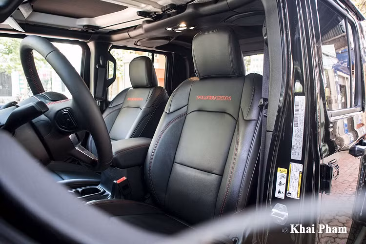 Không tròn trịa như phần đèn pha ở đầu, mẫu bán tải cỡ trung này có cụm đèn hậu LED vuông vức, cản sau tương tự phía trước mang đến cảm giác vững chãi, phù hợp chạy địa hình. Thùng xe rộng và được phủ lớp nhựa chống xước, đặc biệt khu vực này còn có đèn và ổ cắm tiện lợi.