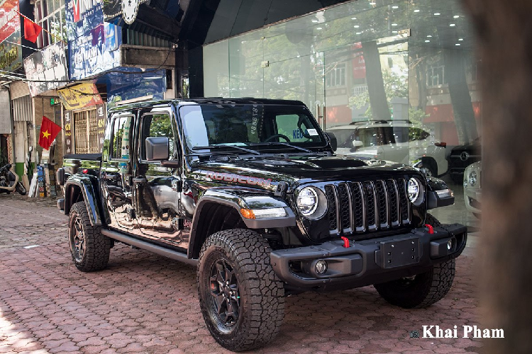 Được biết, đây là 1 trong 4190 chiếc bán tải Jeep Gladiator Launch Edition 2020 được sản xuất giới hạn trên toàn thế giới và được đại lý tư nhân nhập khẩu Auto 568 về nước để phục vụ nhu cầu của khách hàng.