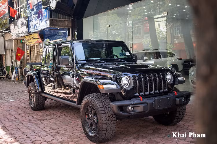 Được biết, đây là 1 trong 4190 chiếc bán tải Jeep Gladiator Launch Edition 2020 được sản xuất giới hạn trên toàn thế giới và được đại lý tư nhân nhập khẩu Auto 568 về nước để phục vụ nhu cầu của khách hàng.