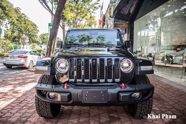 "Trái tim" xe Jeep Gladiator Launch Edition 2020 là khối động cơ V6, dung tích 3.6L cho công suất tối đa 285 mã lực và mô-men xoắn cực đại 352 Nm. Cỗ máy trên sẽ ghép nối với hộp số tự động 8 cấp và hệ dẫn động 2 cầu. Giá xe Jeep Gladiator Launch Edition 2020 đang được chào bán với mức giá khoảng 4 tỷ đồng tại đại lý tư nhân Hà Nội.