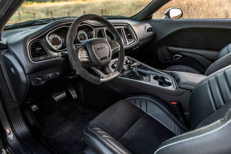 Hệ thống phanh của xe được phát triển bởi Brembo, lốp xe được đặc chế bởi Nitto với tên mã NT05R. Logo “Demon” đưuọc sở đỏ nhằm tạo điểm nhấn cho ngoại thất màu đen.