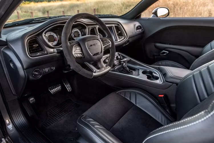 Hệ thống phanh của xe được phát triển bởi Brembo, lốp xe được đặc chế bởi Nitto với tên mã NT05R. Logo “Demon” đưuọc sở đỏ nhằm tạo điểm nhấn cho ngoại thất màu đen.