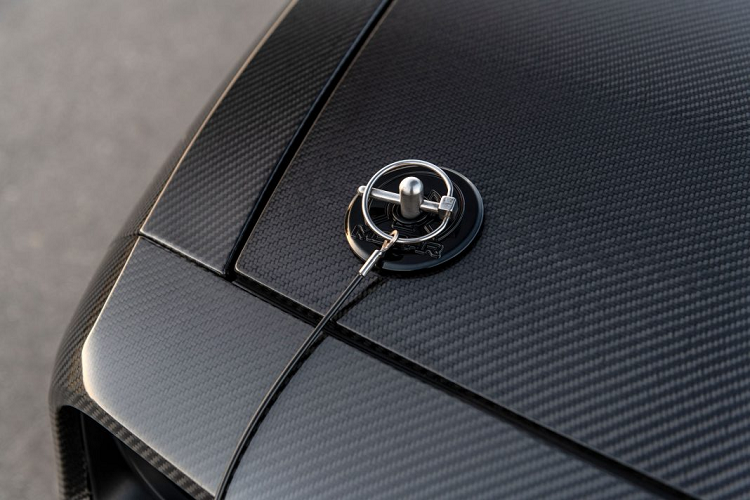 Ngoại thất của xe được hoàn thiện với bộ mâm năm chấu đặc trưng của Dodge dành cho dòng xe này. Bộ mâm này có thiết kế năm chấu to bản, kích thước 18 inch và bề rộng lên đến 315 mm ở tất cả các bánh xe, được sơn đen bóng.