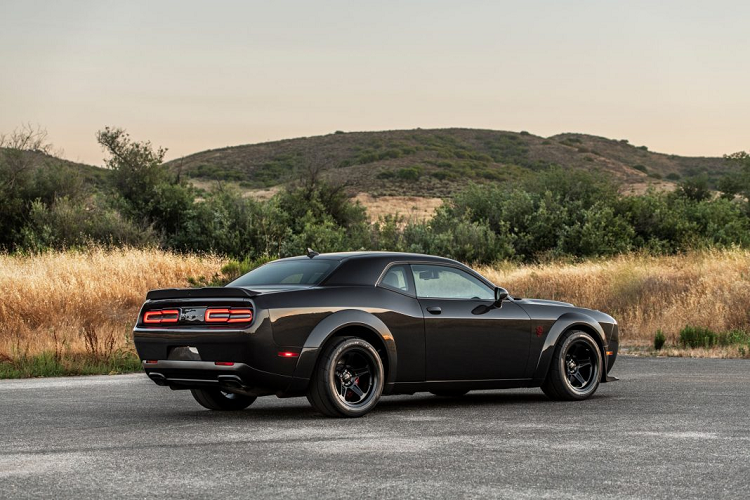 Toàn bộ ngoại thất của chiếc con quỷ SpeedKore Dodge Challenger Demon này đã được thay thế bằng vật liệu sợi carbon, vì thế, chiếc xe nhẹ hơn đến 90 kg so với ban đầu, khi nó còn sử dụng các tấm thân xe bằng thép. Sử dụng loại vật liệu này cũng góp phần khiến chiếc xe trở nên đẹp mắt và độc hơn rất nhiều.
