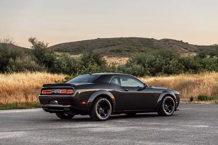 Toàn bộ ngoại thất của chiếc con quỷ SpeedKore Dodge Challenger Demon này đã được thay thế bằng vật liệu sợi carbon, vì thế, chiếc xe nhẹ hơn đến 90 kg so với ban đầu, khi nó còn sử dụng các tấm thân xe bằng thép. Sử dụng loại vật liệu này cũng góp phần khiến chiếc xe trở nên đẹp mắt và độc hơn rất nhiều.