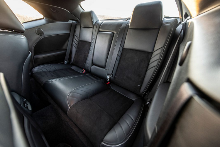 Bên trong, nội thất của chiếc Demon này sở hữu những miếng ốp sợi carbon đặc biệt của SpeedKore thay cho ốp nhôm tiêu chuẩn. Ghế ngồi vẫn được bọc da cao cấp đi kèm vật liệu da Alcantara và chỉ khâu tương phản màu trắng.