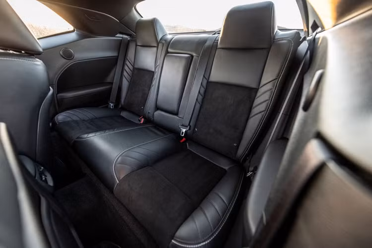 Bên trong, nội thất của chiếc Demon này sở hữu những miếng ốp sợi carbon đặc biệt của SpeedKore thay cho ốp nhôm tiêu chuẩn. Ghế ngồi vẫn được bọc da cao cấp đi kèm vật liệu da Alcantara và chỉ khâu tương phản màu trắng.