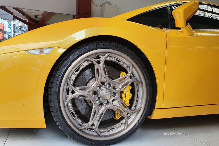 Trang bị đặc biệt mới có mặt trên chiếc Lamborghini Gallardo này chính là bộ mâm 5 chấu cực độc đáo mang nhãn hiệu 1221 có xuất xứ từ California, Mỹ. Theo tìm hiểu, bộ mâm này thuộc dòng mâm được chế tạo từ 3 mảnh V.I.P Edition trong nhánh AP3LX. Nhìn từ bề ngoại, chỉ riêng phần thiết kế của bộ mâm này đã đủ khiến người xem cảm thấy lạ mắt.