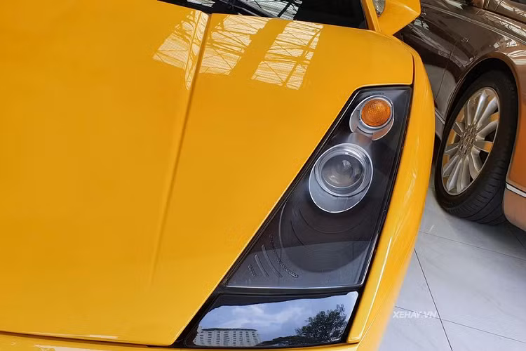 Những cải tiến về mặt kỹ thuật đã khiến bộ mâm trở nên nhẹ hơn rất nhiều so với các bộ mâm thông thường. Điều này là một ưu điểm khi áp dụng trên các mẫu siêu xe thể thao. Bên cạnh mâm xe, phía đuôi xe còn có sự xuất hiện của một cánh gió nhỏ nhằm tăng tính ổn định cho thân xe khi vận hành ở tốc độ cao.