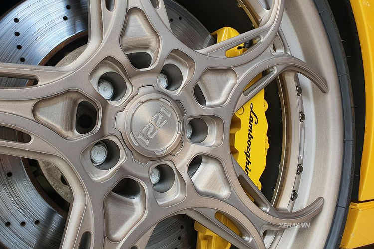 Thực tế, bộ mâm AP3LX sử dụng trên chiếc Lamborghini Gallardo độ khủng trong bài viết này được nhà sản xuất tái thiết kế dựa trên mẫu AP2X với cấu trúc 3 mảnh ghép lại. Đồng thời, số lượng bu-lông dùng để chế tạo ra nó được giảm một nửa, từ 40 chiếc xuống còn 20 chiếc.