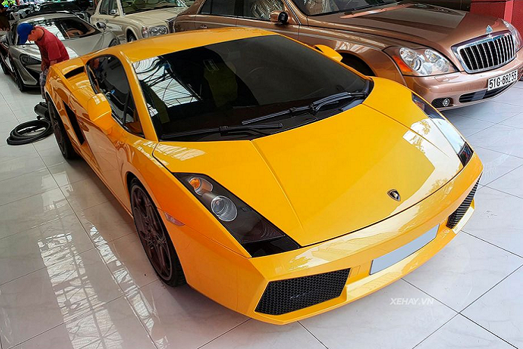 Trước khi đi vào tìm hiểu về trang bị đặc biệt mới được độ trên siêu xe Lamborghini Gallardo này, hãy cùng khám phá về lai lịch của chiếc xe. Cụ thể, chiếc Gallardo trong bài viết hiện đang được rao bán tại một showroom chuyên kinh doanh các loại xe sang và siêu xe ở TP.Hồ Chí Minh. Chiếc xe này xuất hiện tại đây từ khoảng cuối năm 2019 và cho tới nay vẫn chưa tìm thấy chủ nhân mới.