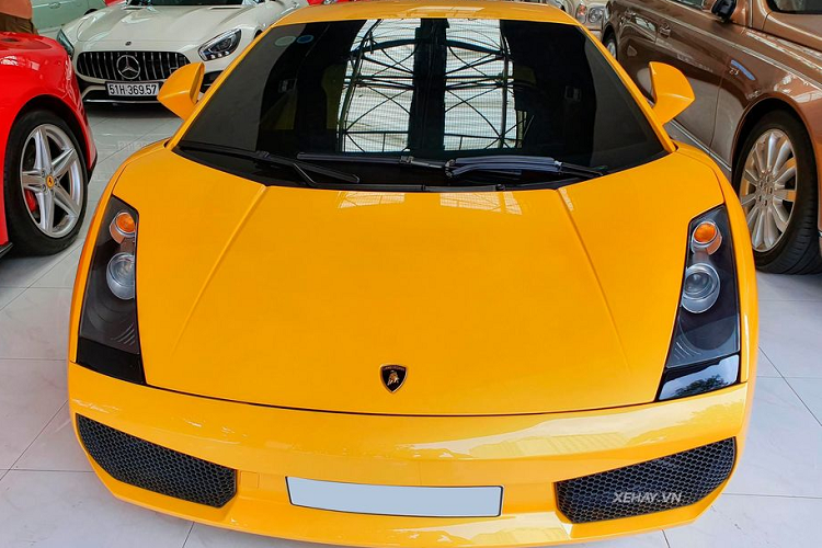 Lamborghini Gallardo ra đời từ những năm 2003 - 2013 và được xem là một trong những sản phẩm mang tính huyền thoại của thương hiệu "Bò tót" cùng danh số bán ra kỷ lục, khoảng 14.022 xe trong 10 năm.