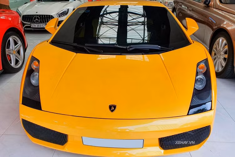 Lamborghini Gallardo ra đời từ những năm 2003 - 2013 và được xem là một trong những sản phẩm mang tính huyền thoại của thương hiệu "Bò tót" cùng danh số bán ra kỷ lục, khoảng 14.022 xe trong 10 năm.