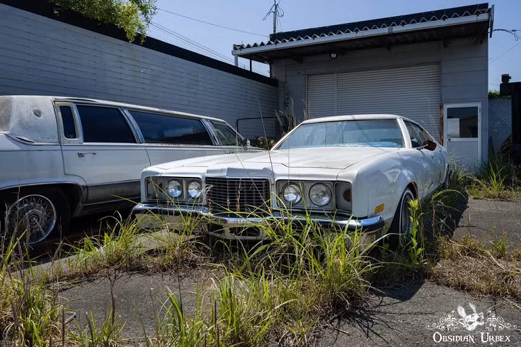 Đại lý ô tô bị bỏ hoang tại tỉnh Fukushima của Nhật Bản sau thảm họa sóng thần và động đất năm 2011. Sở dĩ đại lý ô tô này thu hút sự chú ý vì bán khá nhiều những chiếc xe Mỹ. Một nữ nhiếp ảnh gia trong một lần ghé thăm tỉnh Fukushima đã chụp lại một số hình ảnh của đại lý ô tô này.