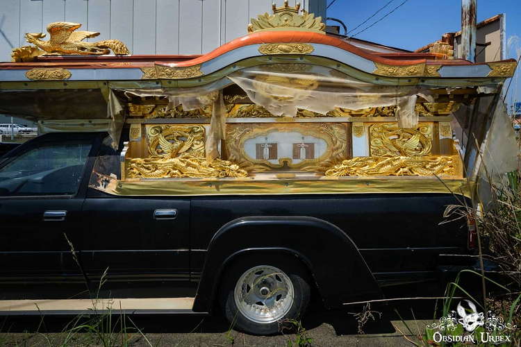 Những ngôi nhà bị xuống cấp, đường phố mọc đầy cỏ dại và động vật hoang dã lang thang trên đường là hình ảnh thường thấy tại đây. Tại những nơi được tuyên bố là an toàn, chỉ có khoảng 23% người dân từng sống ở đây đã quay trở về.