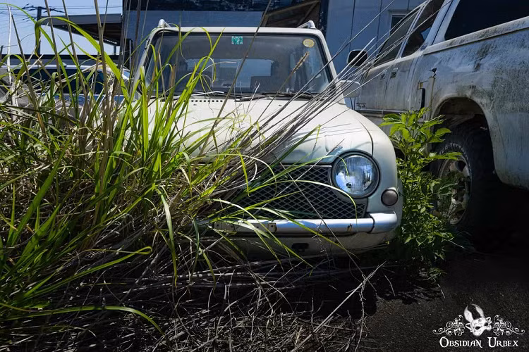 Theo nữ nhiếp ảnh gia, có vẻ như một số chiếc xe trong đại lý đã được dịch chuyển kể từ khi bị bỏ rơi vào năm 2011. Qua những hình ảnh chụp từ cách đây 3-4 năm, chỗ mà chiếc Cadillac Connessieur hiện đang chiếm từng bị bỏ không.