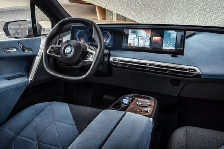 Đối với nội thất, iX là chiếc xe sản xuất đầu tiên của BMW được trang bị vô lăng hình lục giác giúp tăng khả năng tiếp cận cũng như sự liên kết của người lái với xe, tài xế có thể quan sát màn hình thông tin dễ dàng hơn.