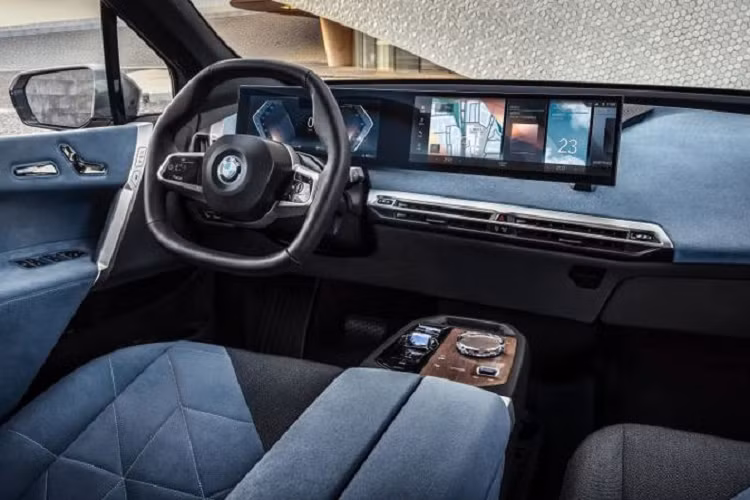 Đối với nội thất, iX là chiếc xe sản xuất đầu tiên của BMW được trang bị vô lăng hình lục giác giúp tăng khả năng tiếp cận cũng như sự liên kết của người lái với xe, tài xế có thể quan sát màn hình thông tin dễ dàng hơn.