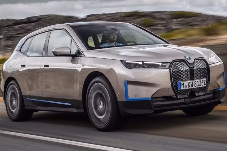 Nếu đúng như vậy thì quá bất ngờ bởi vì đến nay BMW thậm chí còn chưa công bố bất kỳ chi tiết thực sự nào về iX, hơn nữa, tới cuối năm sau BMW iX 2021 mới bắt đầu được đưa vào sản xuất.