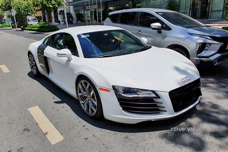Audi R8 V8 sử dụng động cơ V8, phun xăng trực tiếp FSI dung tích 4.2L cho công suất 420 mã lực và mô-men xoắn cực đại 430 Nm, siêu xe có thể tăng tốc 0 - 100km/h trong 3,9 giây trước khi cán tốc độ tối đa 316 km/h. Giá xe Audi R8 đời cũ hiện có giá bản khoảng vài tỷ đồng.