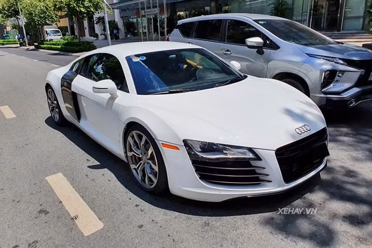 Audi R8 V8 sử dụng động cơ V8, phun xăng trực tiếp FSI dung tích 4.2L cho công suất 420 mã lực và mô-men xoắn cực đại 430 Nm, siêu xe có thể tăng tốc 0 - 100km/h trong 3,9 giây trước khi cán tốc độ tối đa 316 km/h. Giá xe Audi R8 đời cũ hiện có giá bản khoảng vài tỷ đồng.