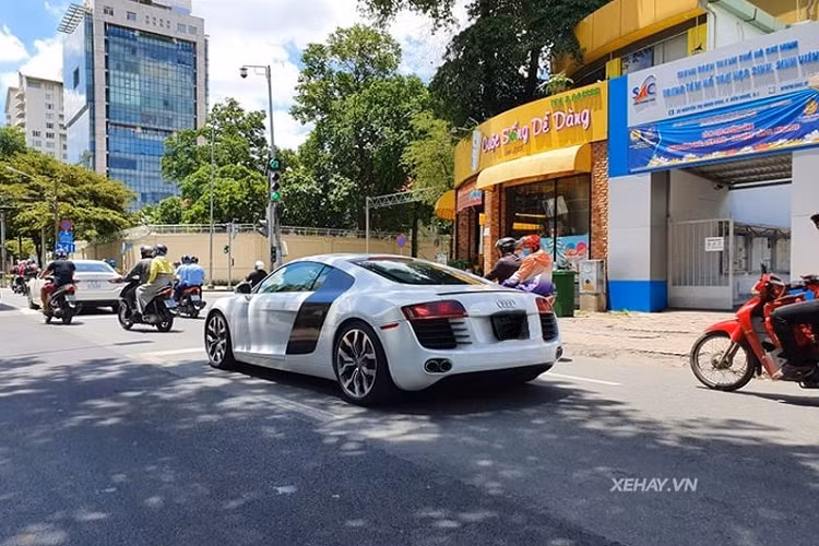 Bên cạnh đó, siêu xe Audi R8 V8 này đã được độ lên mâm của bản V10 mới, giúp diện mạo xe trở nên bắt mắt và khỏe khoắn hơn, đi kèm là kẹp phanh hiệu suất cao màu đen tương phản với thân xe.