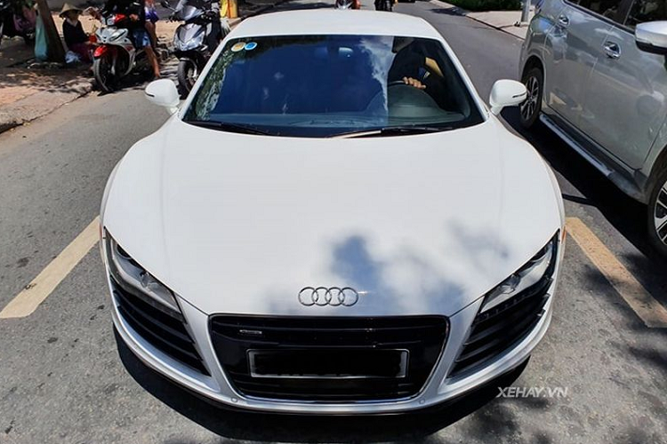 Ở phía sau, xe được trang bị hệ thống ống xả đôi ở hai bên, cặp đèn hậu dạng chữ nhật nằm trên hai lỗ thoát khí cùng cánh gió đuôi có thể đóng mở nhờ vào nút bấm hoặc tự động mở theo tốc độ của xe.