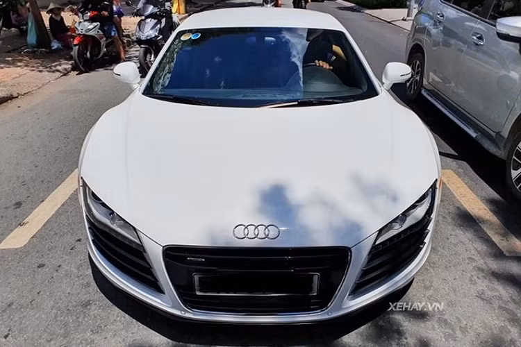 Ở phía sau, xe được trang bị hệ thống ống xả đôi ở hai bên, cặp đèn hậu dạng chữ nhật nằm trên hai lỗ thoát khí cùng cánh gió đuôi có thể đóng mở nhờ vào nút bấm hoặc tự động mở theo tốc độ của xe.