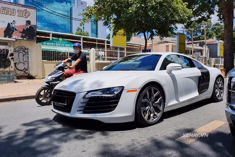 Dù có tuổi đời đã gần 10 năm, siêu xe Audi R8 V8 hàng hiếm này vẫn giữ được màu sơn trắng muốt từ ban đầu. Vì thuộc đời cũ nên xe chỉ có đèn pha bi-xenon, tuy nhiên, thiết kế tổng thể của xe trông vẫn rất thể thao, mạnh mẽ với hốc hút gió trước 3 nan.