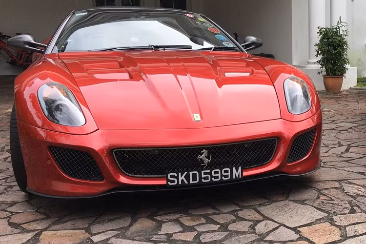 Còn về Mercedes-AMG GT R Roadster, đây là phiên bản mui trần của Mercedes-AMG GT R đang có mặt trong garage của Cường Đô la. Giá xe Mercedes-AMG GT R phiên bản mui trần lúc mới ra mắt là 189.750 đô la, tương đương 4,4 tỷ đồng, tuy nhiên, để lăn bánh tại thị trường Singapore, các đại gia nước này cần phải bỏ ra số tiền khoảng 1,15 triệu đô la SGD, tương đương gần 20 tỷ đồng.