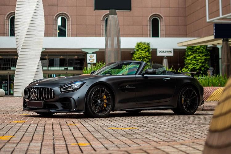 Đây cũng là lần đầu tiên trong "gia đình" dòng xe thể thao hạng sang Mercedes-AMG GT Roadster đã sinh ra một phiên bản giới hạn. Tương tự như chiếc Mercedes-AMG GT Roadster độc nhất Việt Nam, biến thể R Hardcore này vẫn sử dụng mui xếp mềm quen thuộc nhưng được nâng tầm lên siêu xe.