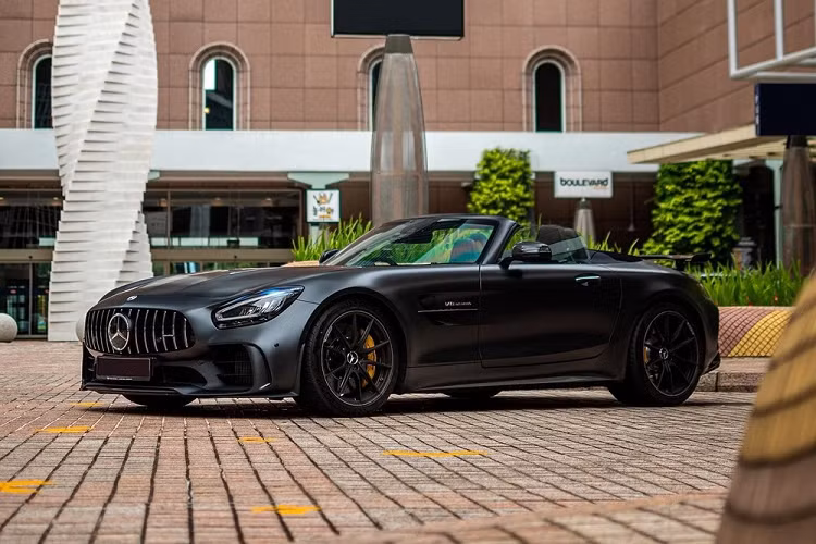 Đây cũng là lần đầu tiên trong "gia đình" dòng xe thể thao hạng sang Mercedes-AMG GT Roadster đã sinh ra một phiên bản giới hạn. Tương tự như chiếc Mercedes-AMG GT Roadster độc nhất Việt Nam, biến thể R Hardcore này vẫn sử dụng mui xếp mềm quen thuộc nhưng được nâng tầm lên siêu xe.