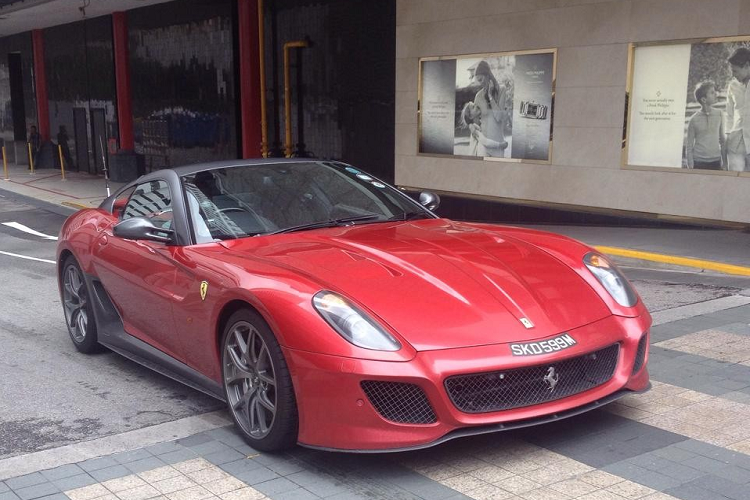 1 trong số 599 chiếc siêu xe Ferrari 599 GTO được sản xuất trên toàn thế giới và hiện đang lăn bánh trên đường phố Singapore có màu sơn đỏ cùng các chi tiết ở ngoại thất phối màu đen và sợi carbon. Ngoài ra, siêu xe này còn sở hữu bộ mâm 5 chấu kép màu tối. Chưa dừng lại đó, biển số của chiếc xe này còn khiến không ít người phải khen chủ nhân rất chịu chơi với con số 599 trùng với tên xe và còn có chữ M được xem như viết tắt của Maranello, một đô thị ở tỉnh Modena, vùng Emilia-Romagna của Ý, cũng là đại bản doanh của hãng Ferrari.