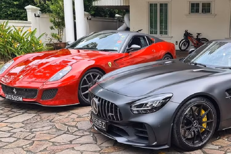 Rất khó để nhận định được 2 chiếc siêu xe Mercedes-AMG GT R mui trần và Ferrari 599 GTO hàng hiếm, chiếc nào có giá cao hơn, tuy nhiên, hiện tại dòng siêu xe Ferrari 599 GTO đã qua sử dụng đã có giá bán lại tăng gấp 2 đến 3,5 lần so với mức giá trên 350.000 đô la của xe ra mắt vào năm 2010. Trong số 599 chiếc được sản xuất trên toàn thế giới, ước tính có trên 3 chiếc về định cư tại Singapore với giá lăn bánh trên 1 triệu đô la.